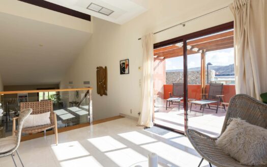 Dúplex contemporáneo en esquina en la urbanización de 5 estrellas Anfi Zafiro Estate con vistas al mar, a la montaña y al campo de golf.