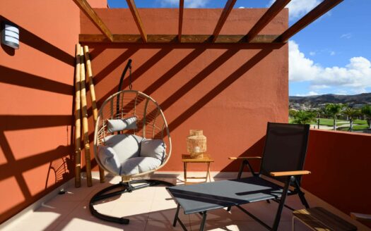 Dúplex contemporáneo en esquina en la urbanización de 5 estrellas Anfi Zafiro Estate con vistas al mar, a la montaña y al campo de golf.