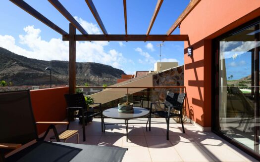 Dúplex contemporáneo en esquina en la urbanización de 5 estrellas Anfi Zafiro Estate con vistas al mar, a la montaña y al campo de golf.