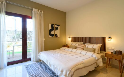 Dúplex contemporáneo en esquina en la urbanización de 5 estrellas Anfi Zafiro Estate con vistas al mar, a la montaña y al campo de golf.