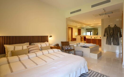 Dúplex contemporáneo en esquina en la urbanización de 5 estrellas Anfi Zafiro Estate con vistas al mar, a la montaña y al campo de golf.