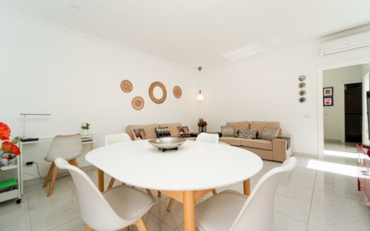 Attraktives Bungalow mit Dachterrasse in einer gepflegten Anlage mit Pool