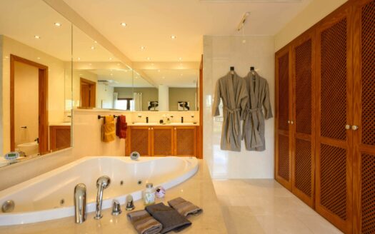 Dúplex contemporáneo en esquina en la urbanización de 5 estrellas Anfi Zafiro Estate con vistas al mar, a la montaña y al campo de golf.