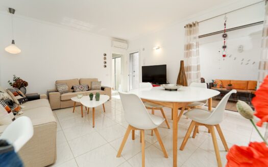 Attraktives Bungalow mit Dachterrasse in einer gepflegten Anlage mit Pool