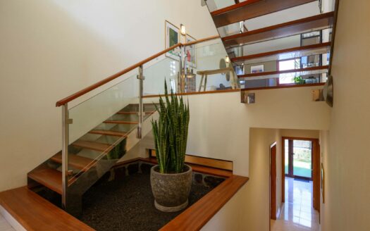 Dúplex contemporáneo en esquina en la urbanización de 5 estrellas Anfi Zafiro Estate con vistas al mar, a la montaña y al campo de golf.