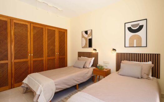 Dúplex contemporáneo en esquina en la urbanización de 5 estrellas Anfi Zafiro Estate con vistas al mar, a la montaña y al campo de golf.