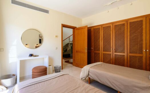 Dúplex contemporáneo en esquina en la urbanización de 5 estrellas Anfi Zafiro Estate con vistas al mar, a la montaña y al campo de golf.