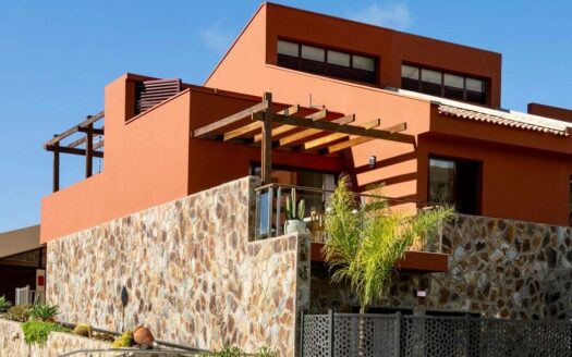 Dúplex contemporáneo en esquina en la urbanización de 5 estrellas Anfi Zafiro Estate con vistas al mar, a la montaña y al campo de golf.