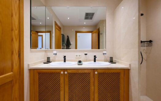 Dúplex contemporáneo en esquina en la urbanización de 5 estrellas Anfi Zafiro Estate con vistas al mar, a la montaña y al campo de golf.