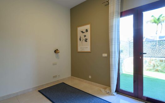 Dúplex contemporáneo en esquina en la urbanización de 5 estrellas Anfi Zafiro Estate con vistas al mar, a la montaña y al campo de golf.