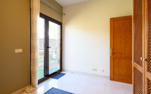 Dúplex contemporáneo en esquina en la urbanización de 5 estrellas Anfi Zafiro Estate con vistas al mar, a la montaña y al campo de golf.