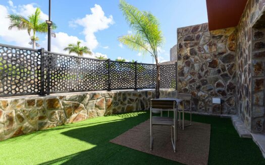 Dúplex contemporáneo en esquina en la urbanización de 5 estrellas Anfi Zafiro Estate con vistas al mar, a la montaña y al campo de golf.