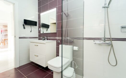 Attraktives Bungalow mit Dachterrasse in einer gepflegten Anlage mit Pool