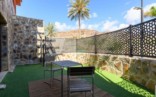 Dúplex contemporáneo en esquina en la urbanización de 5 estrellas Anfi Zafiro Estate con vistas al mar, a la montaña y al campo de golf.