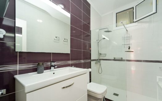 Attraktives Bungalow mit Dachterrasse in einer gepflegten Anlage mit Pool