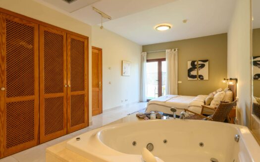 Dúplex contemporáneo en esquina en la urbanización de 5 estrellas Anfi Zafiro Estate con vistas al mar, a la montaña y al campo de golf.