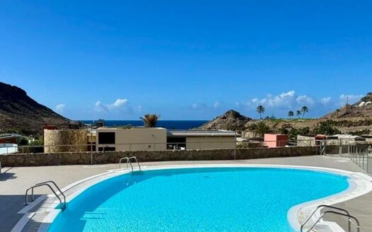 Dúplex contemporáneo en esquina en la urbanización de 5 estrellas Anfi Zafiro Estate con vistas al mar, a la montaña y al campo de golf.