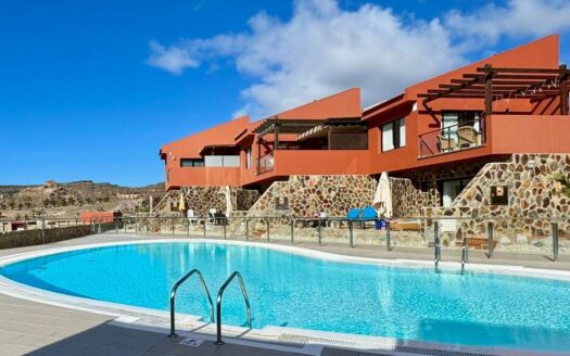 Dúplex contemporáneo en esquina en la urbanización de 5 estrellas Anfi Zafiro Estate con vistas al mar, a la montaña y al campo de golf.