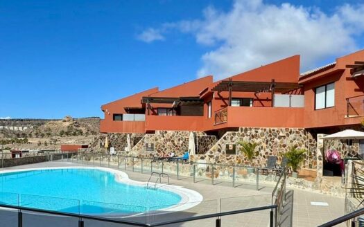 Dúplex contemporáneo en esquina en la urbanización de 5 estrellas Anfi Zafiro Estate con vistas al mar, a la montaña y al campo de golf.