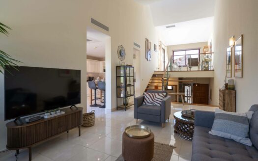 Dúplex contemporáneo en esquina en la urbanización de 5 estrellas Anfi Zafiro Estate con vistas al mar, a la montaña y al campo de golf.