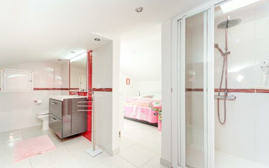 Attraktives Bungalow mit Dachterrasse in einer gepflegten Anlage mit Pool