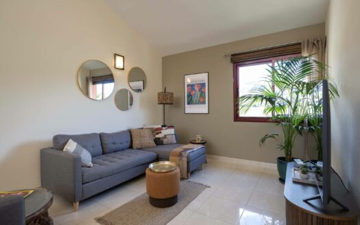 Dúplex contemporáneo en esquina en la urbanización de 5 estrellas Anfi Zafiro Estate con vistas al mar, a la montaña y al campo de golf.