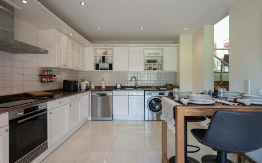 Dúplex contemporáneo en esquina en la urbanización de 5 estrellas Anfi Zafiro Estate con vistas al mar, a la montaña y al campo de golf.