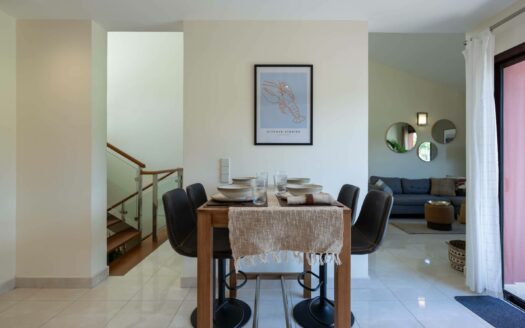 Dúplex contemporáneo en esquina en la urbanización de 5 estrellas Anfi Zafiro Estate con vistas al mar, a la montaña y al campo de golf.