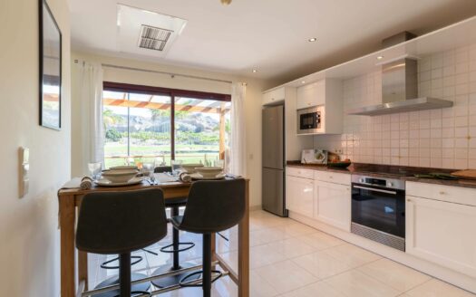 Dúplex contemporáneo en esquina en la urbanización de 5 estrellas Anfi Zafiro Estate con vistas al mar, a la montaña y al campo de golf.