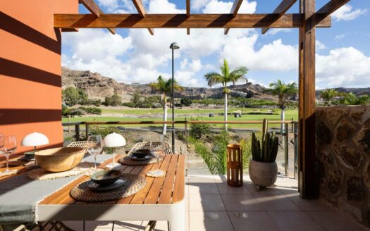 Dúplex contemporáneo en esquina en la urbanización de 5 estrellas Anfi Zafiro Estate con vistas al mar, a la montaña y al campo de golf.