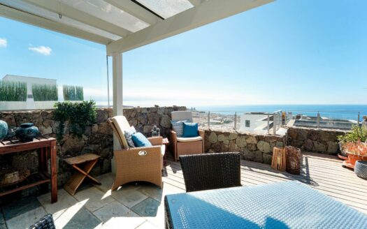 Vistas panorámicas que emocionan – piscina climatizada y posibilidad de licencia VV