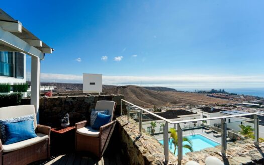 Vistas panorámicas que emocionan – piscina climatizada y posibilidad de licencia VV