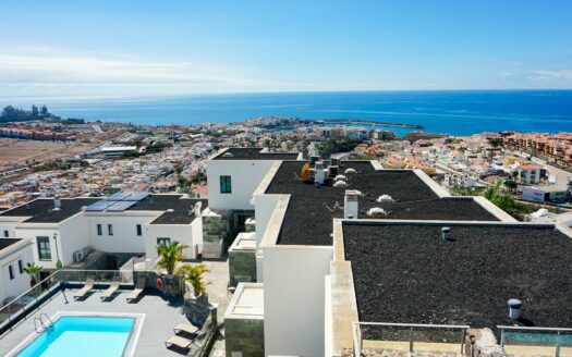 Vistas panorámicas que emocionan – piscina climatizada y posibilidad de licencia VV