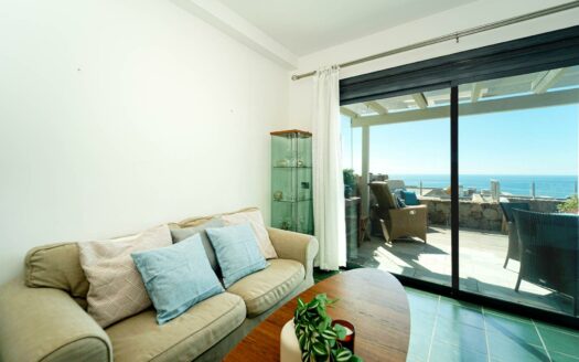 Vistas panorámicas que emocionan – piscina climatizada y posibilidad de licencia VV