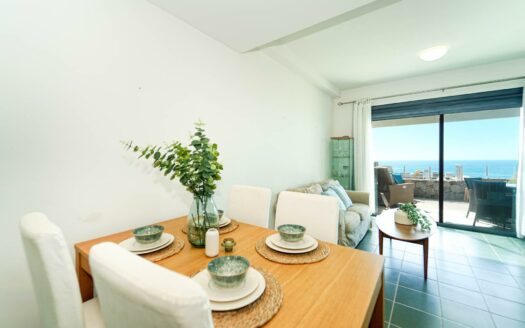 Vistas panorámicas que emocionan – piscina climatizada y posibilidad de licencia VV