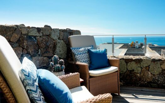 Vistas panorámicas que emocionan – piscina climatizada y posibilidad de licencia VV