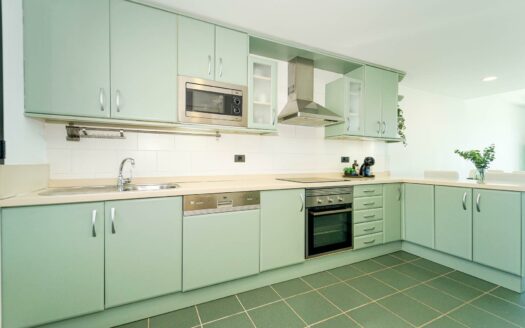 Vistas panorámicas que emocionan – piscina climatizada y posibilidad de licencia VV