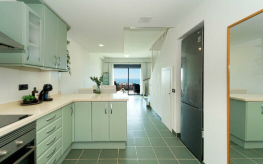 Vistas panorámicas que emocionan – piscina climatizada y posibilidad de licencia VV