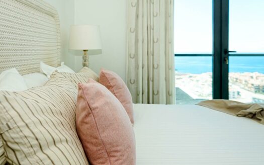 Vistas panorámicas que emocionan – piscina climatizada y posibilidad de licencia VV