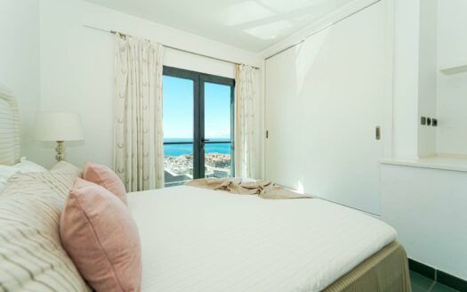 Vistas panorámicas que emocionan – piscina climatizada y posibilidad de licencia VV