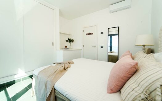 Vistas panorámicas que emocionan – piscina climatizada y posibilidad de licencia VV