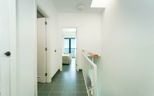 Vistas panorámicas que emocionan – piscina climatizada y posibilidad de licencia VV