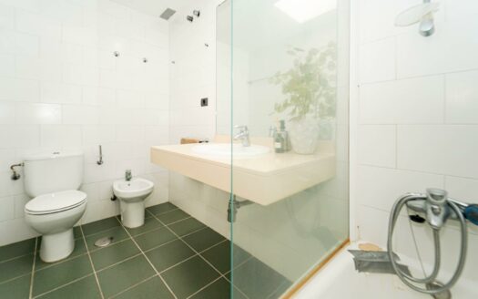 Vistas panorámicas que emocionan – piscina climatizada y posibilidad de licencia VV