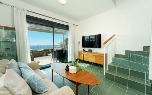 Vistas panorámicas que emocionan – piscina climatizada y posibilidad de licencia VV