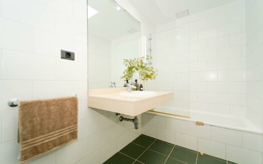 Vistas panorámicas que emocionan – piscina climatizada y posibilidad de licencia VV