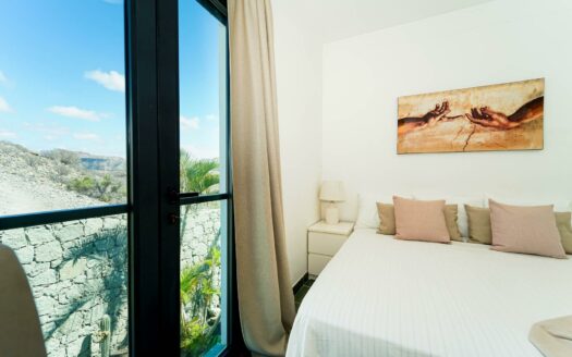 Vistas panorámicas que emocionan – piscina climatizada y posibilidad de licencia VV