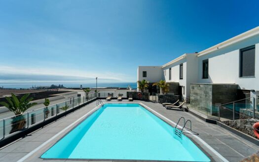 Vistas panorámicas que emocionan – piscina climatizada y posibilidad de licencia VV