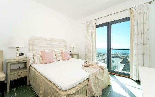 Vistas panorámicas que emocionan – piscina climatizada y posibilidad de licencia VV