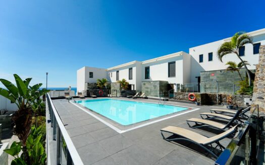 Vistas panorámicas que emocionan – piscina climatizada y posibilidad de licencia VV