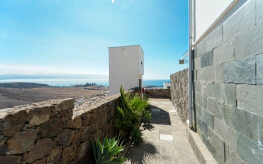 Vistas panorámicas que emocionan – piscina climatizada y posibilidad de licencia VV